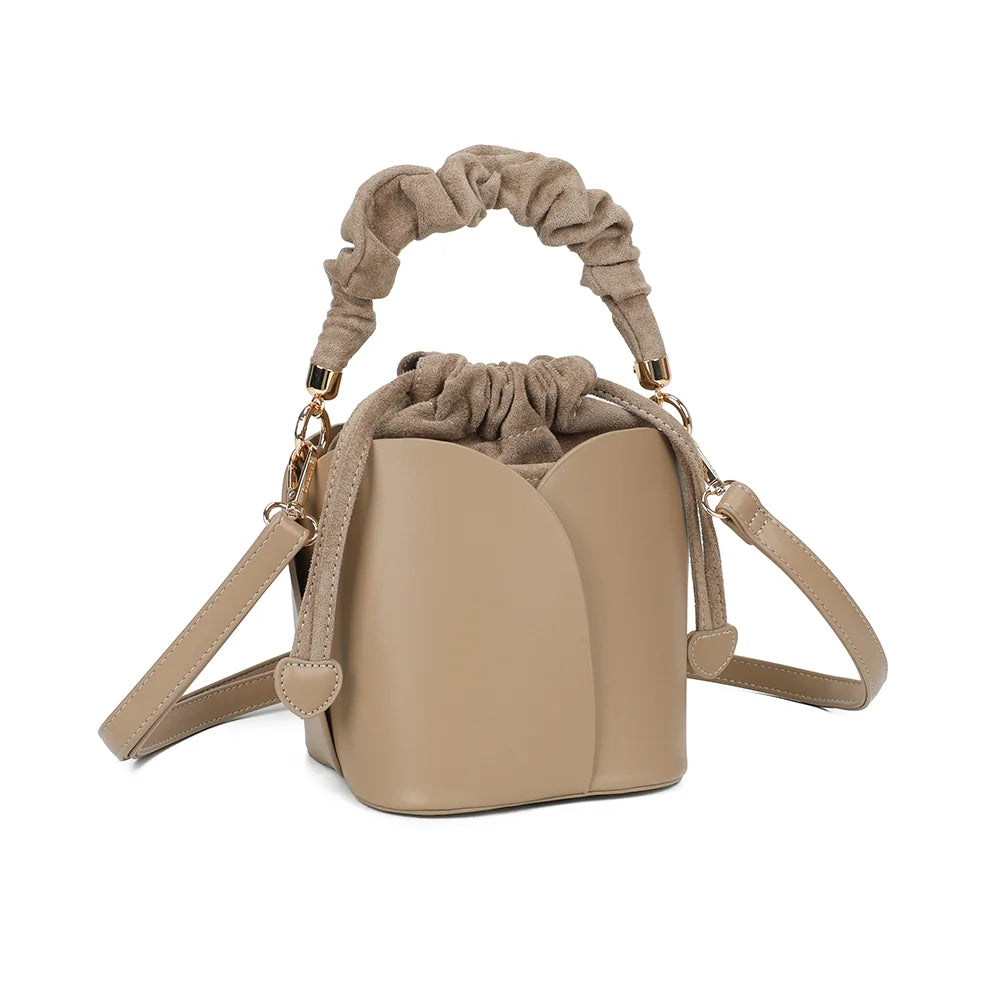 La Nuvia taupe foncé vue de trois quarts : silhouette arrondie et pochette froncée à cordon – réf. DQ-8727