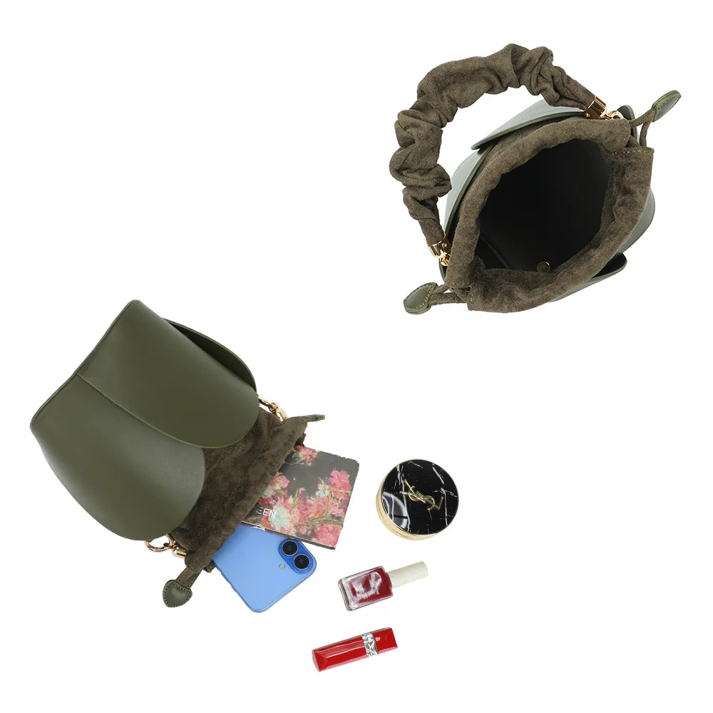 Intérieur de La Nuvia vert foncé : pochette coulissante qui accueille téléphone et maquillage – réf. DQ-8727