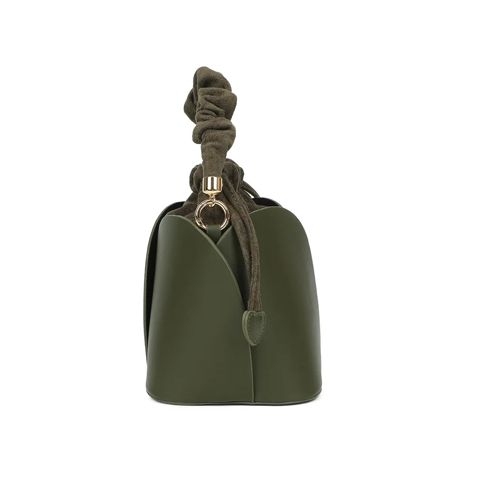 Profil du sac La Nuvia vert foncé : cordon de serrage terminé par un embout en forme de cœur – réf. DQ-8727