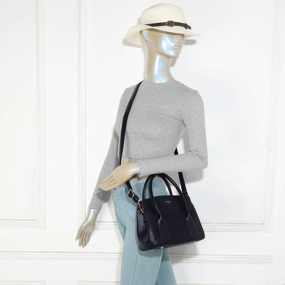 Sac à main femme La Olyssia bleu foncé porté, à la main ou avec sa bandoulière amovible – réf. R-2077