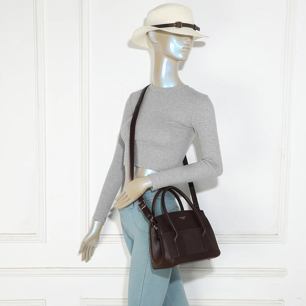 Sac à main femme La Olyssia café porté, à la main ou avec sa bandoulière amovible – réf. R-2077