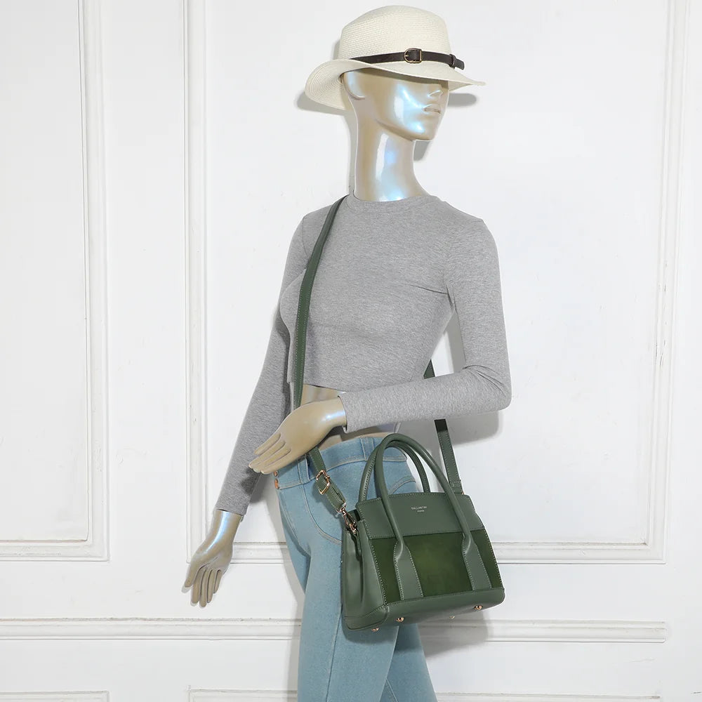 Sac à main femme La Olyssia vert foncé porté, à la main ou avec sa bandoulière amovible – réf. R-2077