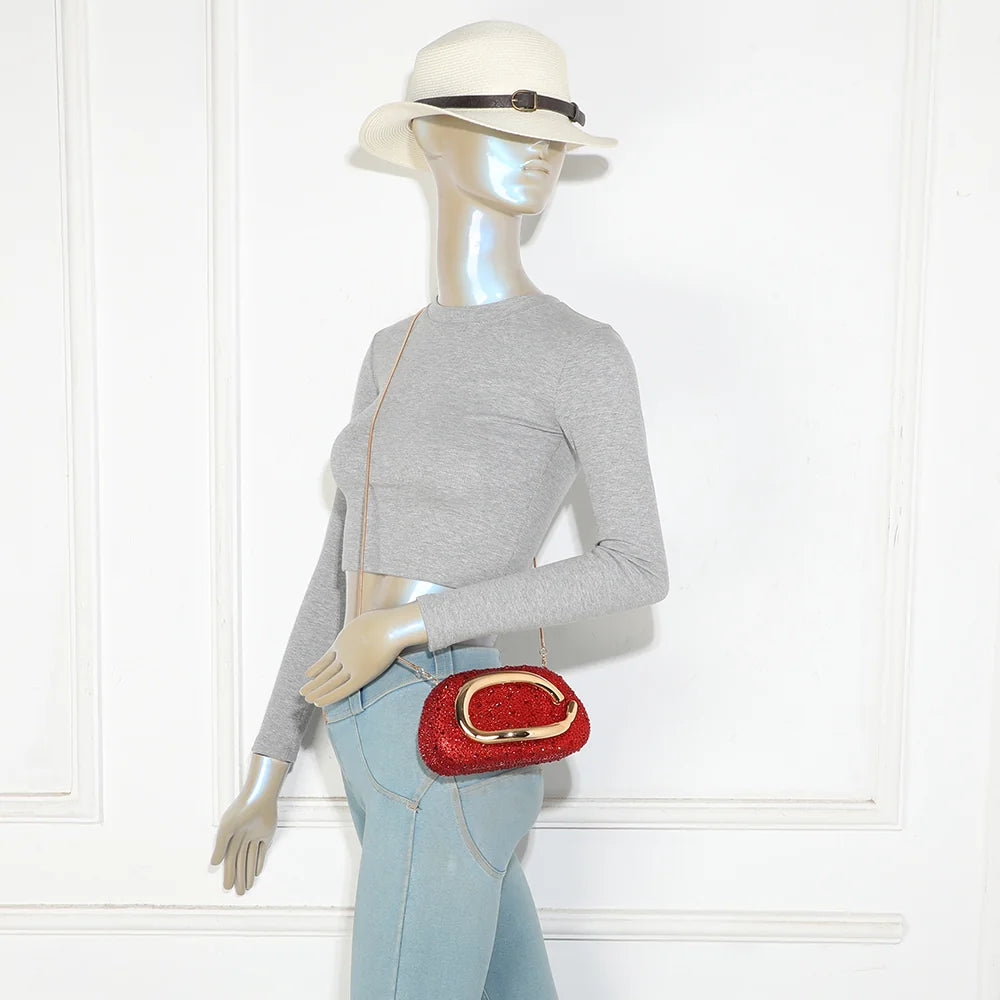 Pochette La Pépite rouge portée par une femme, à la main ou avec sa fine chaîne métallique – réf. HR-92009-3