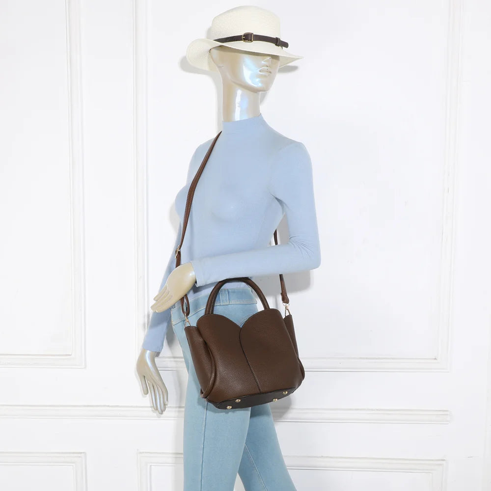 Sac La Pétalia café porté par une femme, à la main ou à l’épaule avec sa bandoulière – réf. DQ-8723
