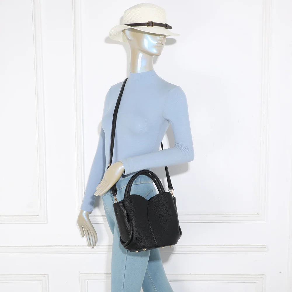 Sac La Pétalia noir porté par une femme, à la main ou à l’épaule avec sa bandoulière – réf. DQ-8723
