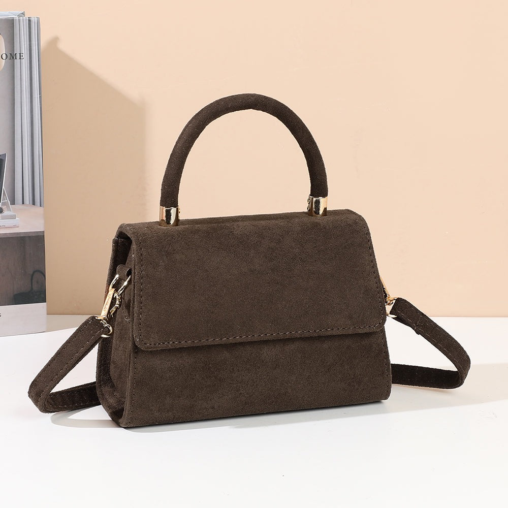 Sac à main La Petite Élégante coloris Coffee en suédine mis en scène dans un décor – visuel d’ambiance créé avec l’IA – Gallantry Paris