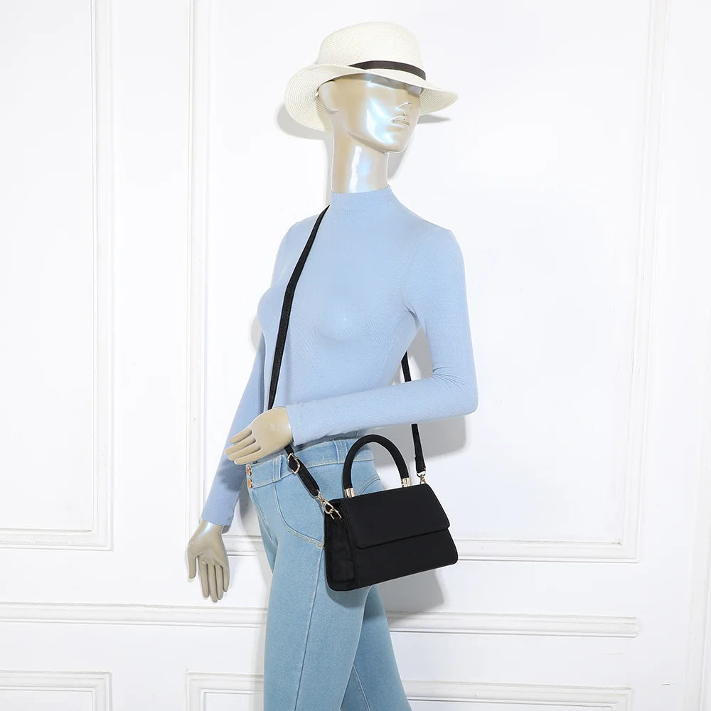 Sac femme La Petite Élégante noir porté en bandoulière grâce à sa sangle amovible réglable – réf. HY-5406-5