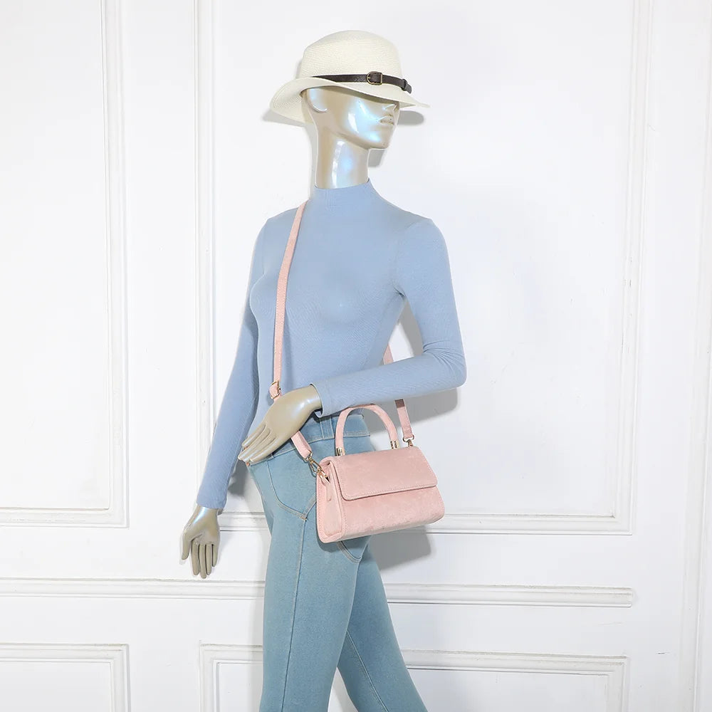 Sac femme La Petite Élégante rose porté en bandoulière grâce à sa sangle amovible réglable – réf. HY-5406-5