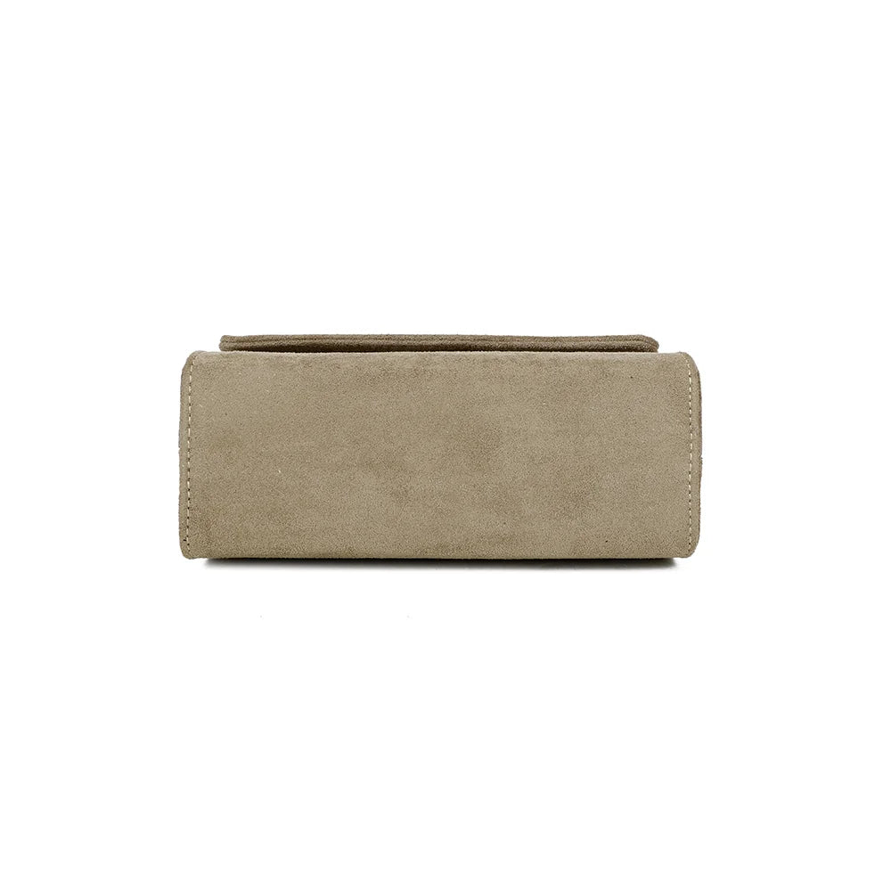 Dessous de La Petite Élégante taupe foncé, en suédine douce assortie au reste du sac – réf. HY-5406-5