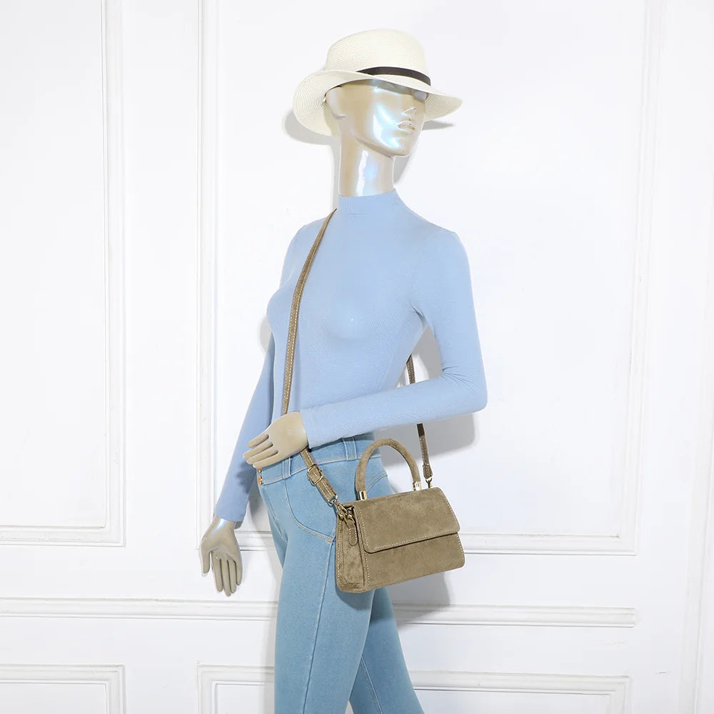 Sac femme La Petite Élégante taupe foncé porté en bandoulière grâce à sa sangle amovible réglable – réf. HY-5406-5