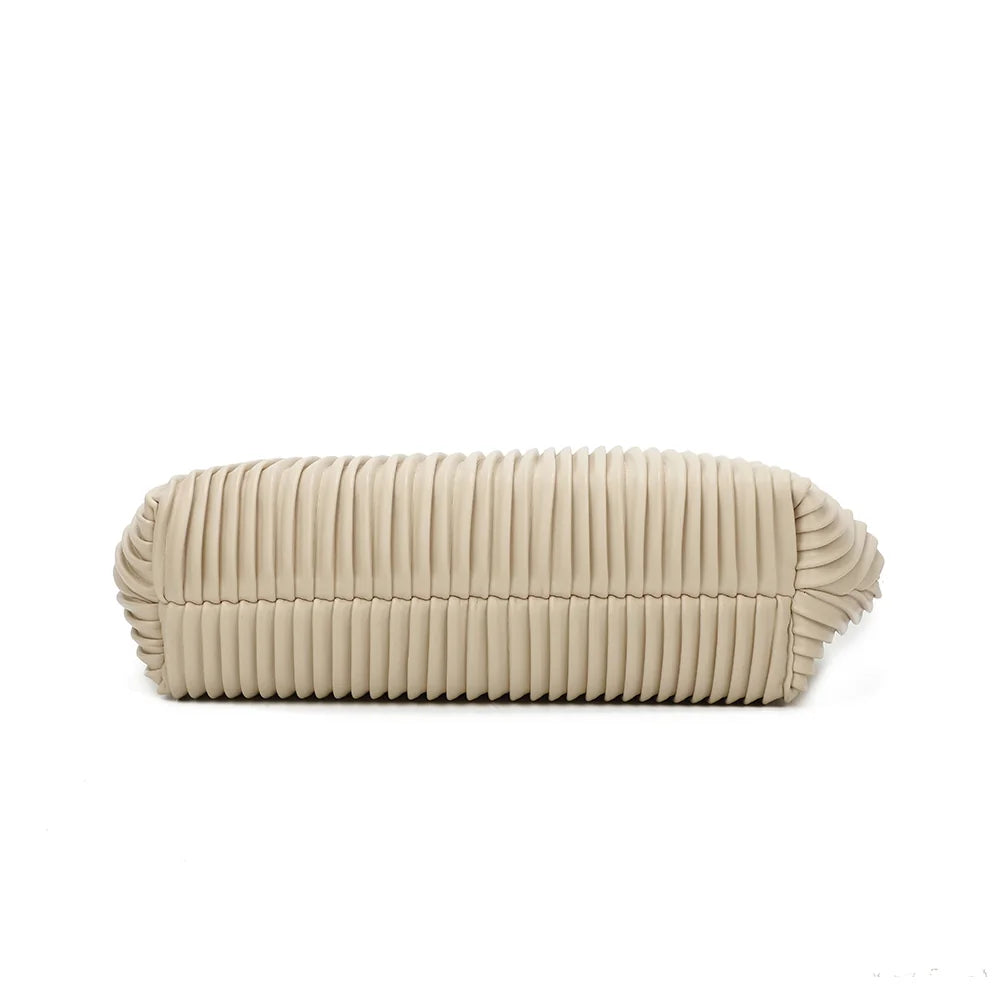 Dessous de la pochette La Philomène beige, plis réguliers jusqu’à la base – réf. R-1705