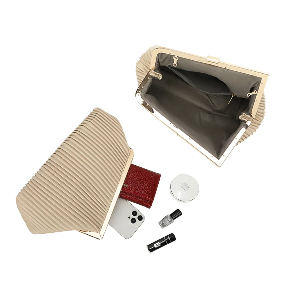Intérieur doublé de La Philomène beige, qui accueille téléphone, poudrier et rouge à lèvres – réf. R-1705