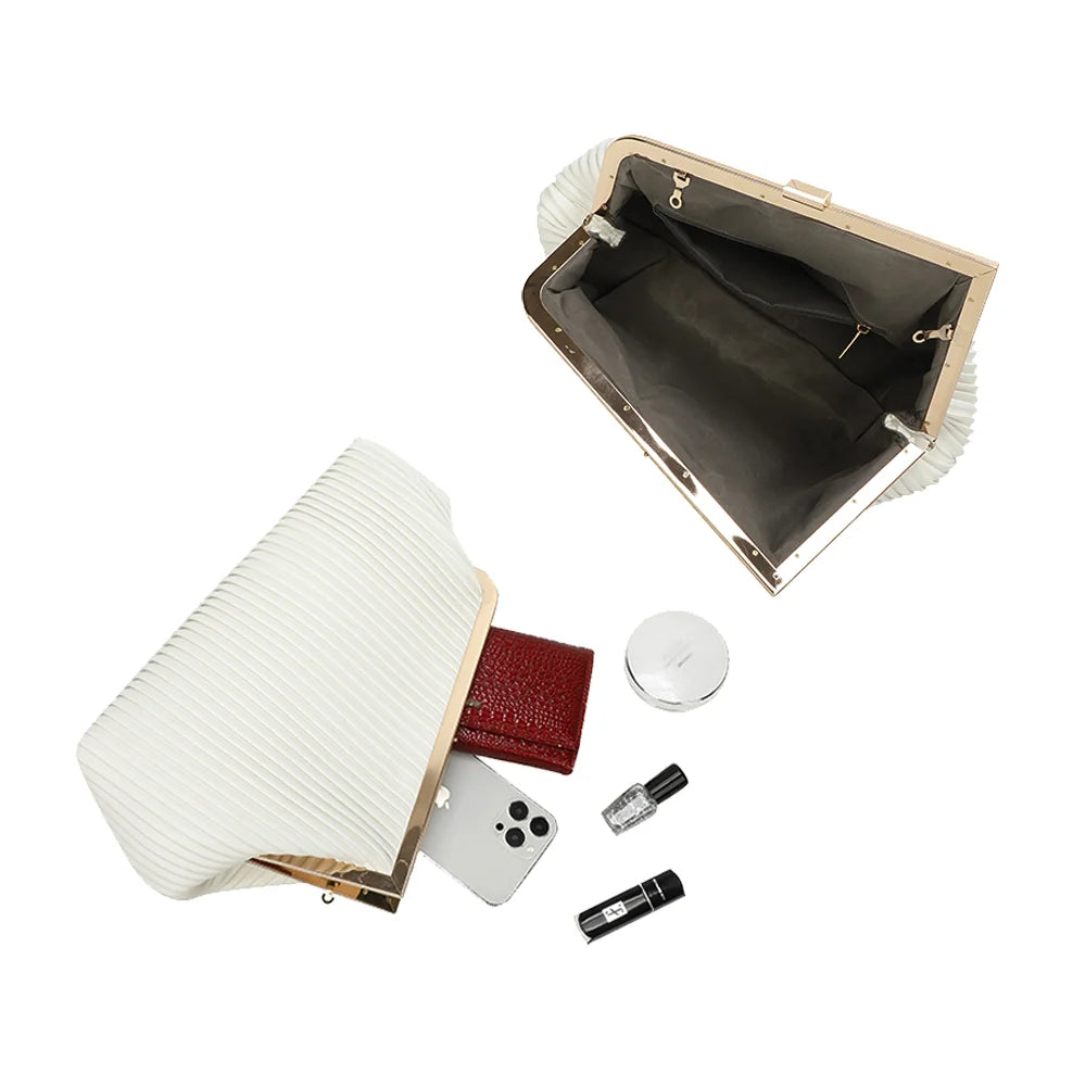 Intérieur doublé de La Philomène blanc, qui accueille téléphone, poudrier et rouge à lèvres – réf. R-1705