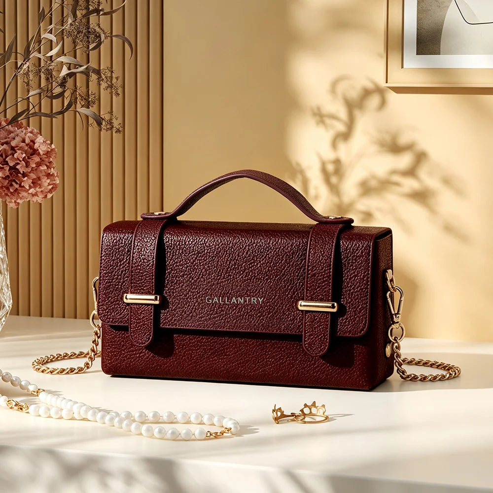 Sac à main La Pomone en simili cuir grainé posé dans un décor élégant – visuel d’ambiance créé avec l’IA – Gallantry Paris
