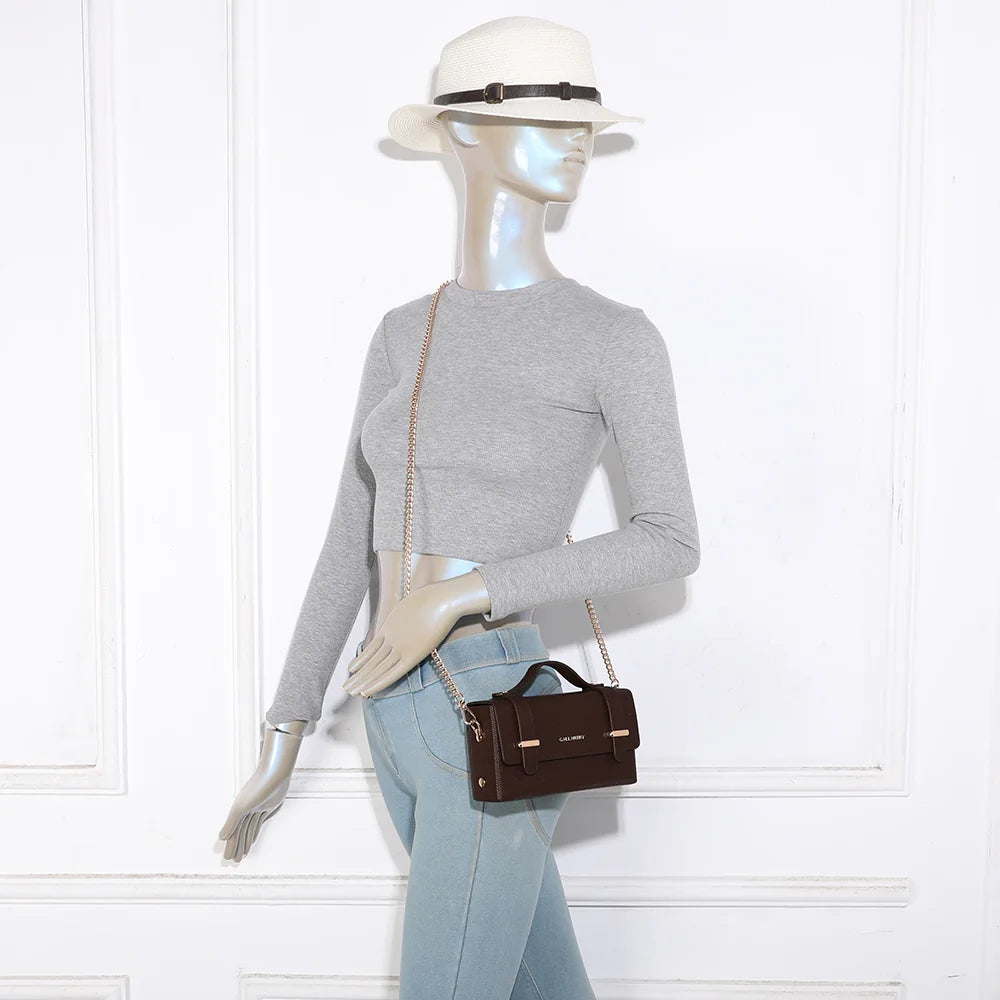 Petit sac femme La Pomone en coffee porté avec sa chaîne dorée, une touche chic et rétro – réf. MW-24001-1