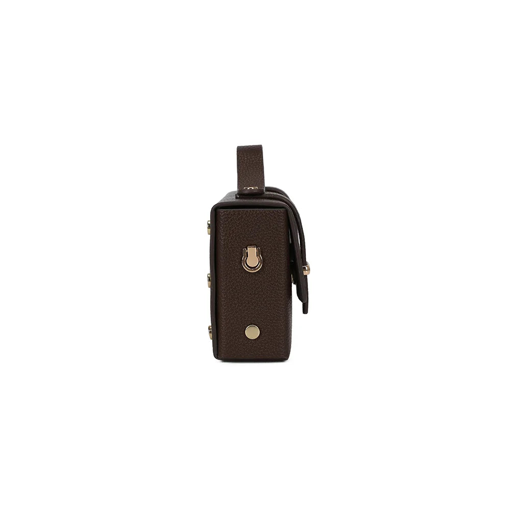 Profil de La Pomone en coffee : format compact de 5 cm d’épaisseur et attache dorée pour la chaîne – réf. MW-24001-1
