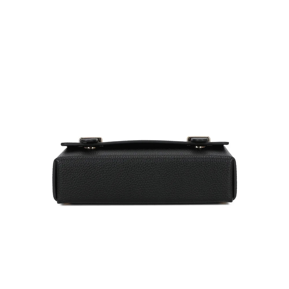 Dessous du sac La Pomone en noir : le fond de sa silhouette boîte en simili cuir grainé – réf. MW-24001-1