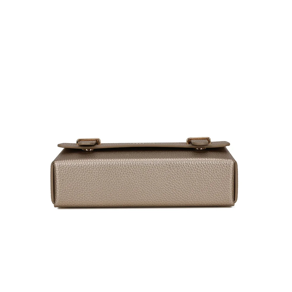 Dessous du sac La Pomone en champagne : le fond de sa silhouette boîte en simili cuir grainé – réf. MW-24001-1