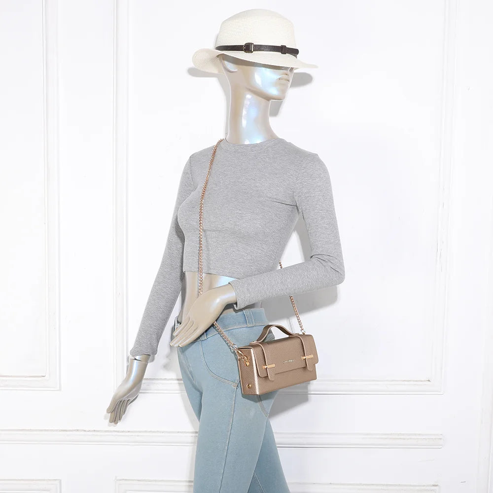 Petit sac femme La Pomone en champagne porté avec sa chaîne dorée, une touche chic et rétro – réf. MW-24001-1