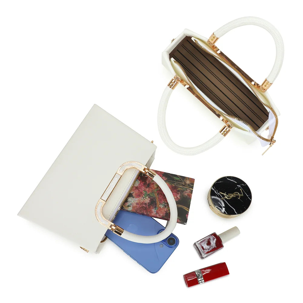 Intérieur du La Prima blanc : fermeture zippée dorée et compartiments pour vos essentiels – réf. YL-26020