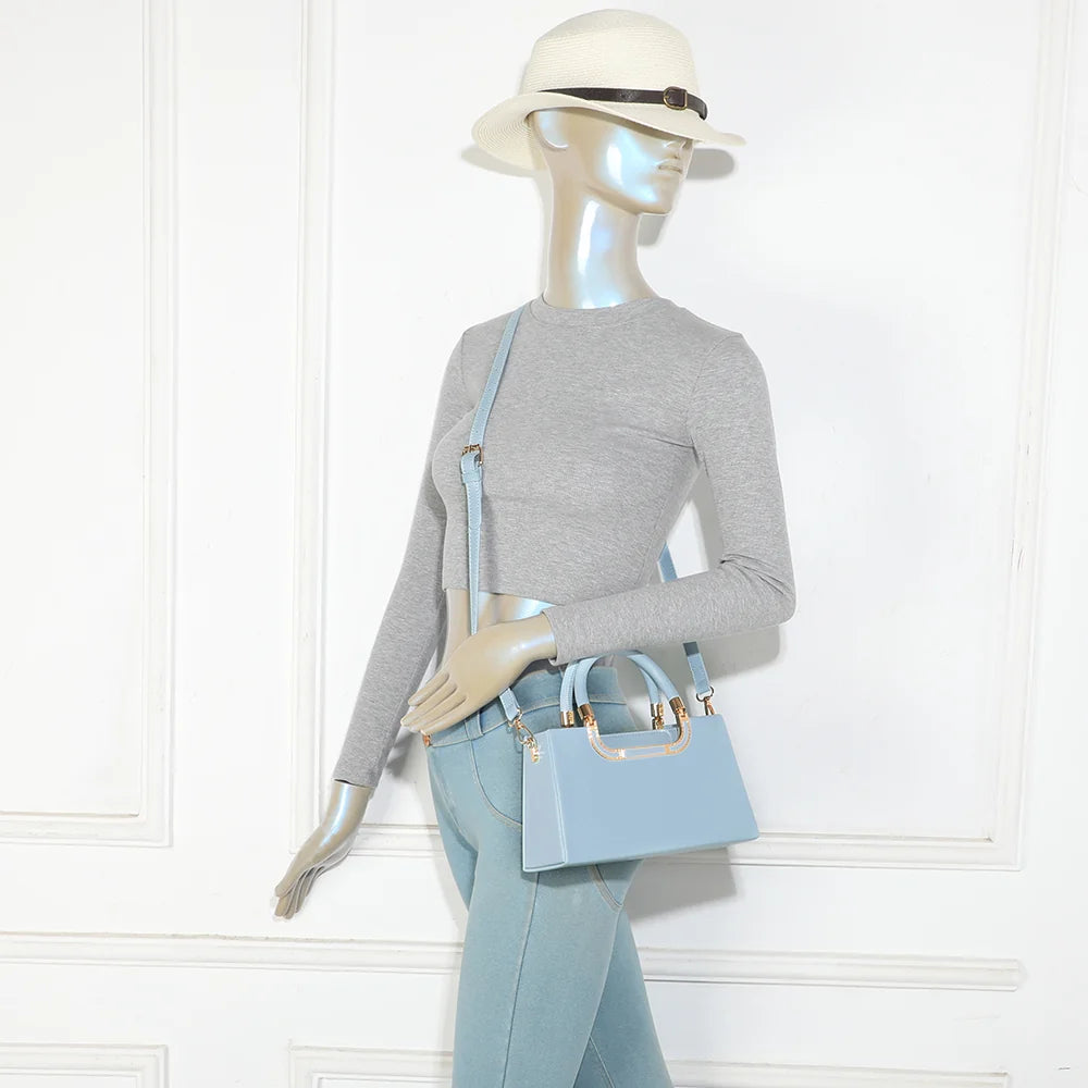 La Prima bleu clair porté par une femme, à la main ou à l’épaule avec sa bandoulière amovible – réf. YL-26020