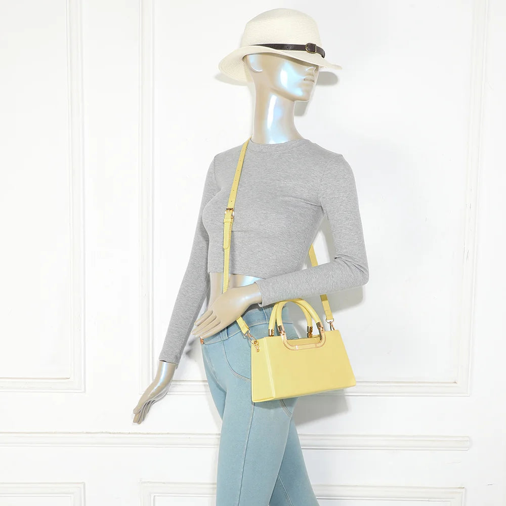 La Prima jaune porté par une femme, à la main ou à l’épaule avec sa bandoulière amovible – réf. YL-26020