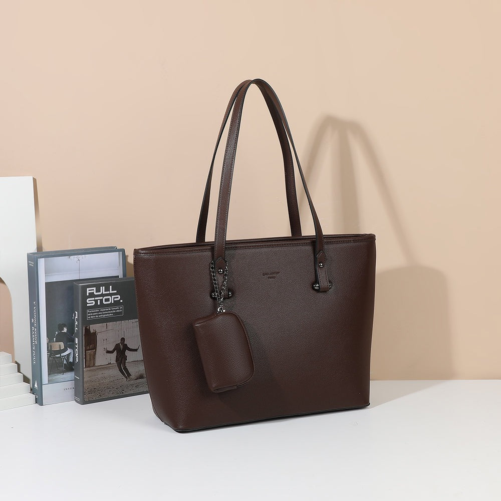 Sac cabas La Raffiné coloris Coffee et sa pochette assortie posés dans un décor – visuel d’ambiance créé avec l’IA – Gallantry Paris