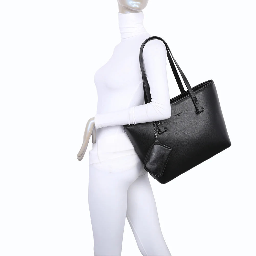 Sac cabas femme La Raffiné noir porté à l’épaule grâce à ses longues anses – réf. M-9401