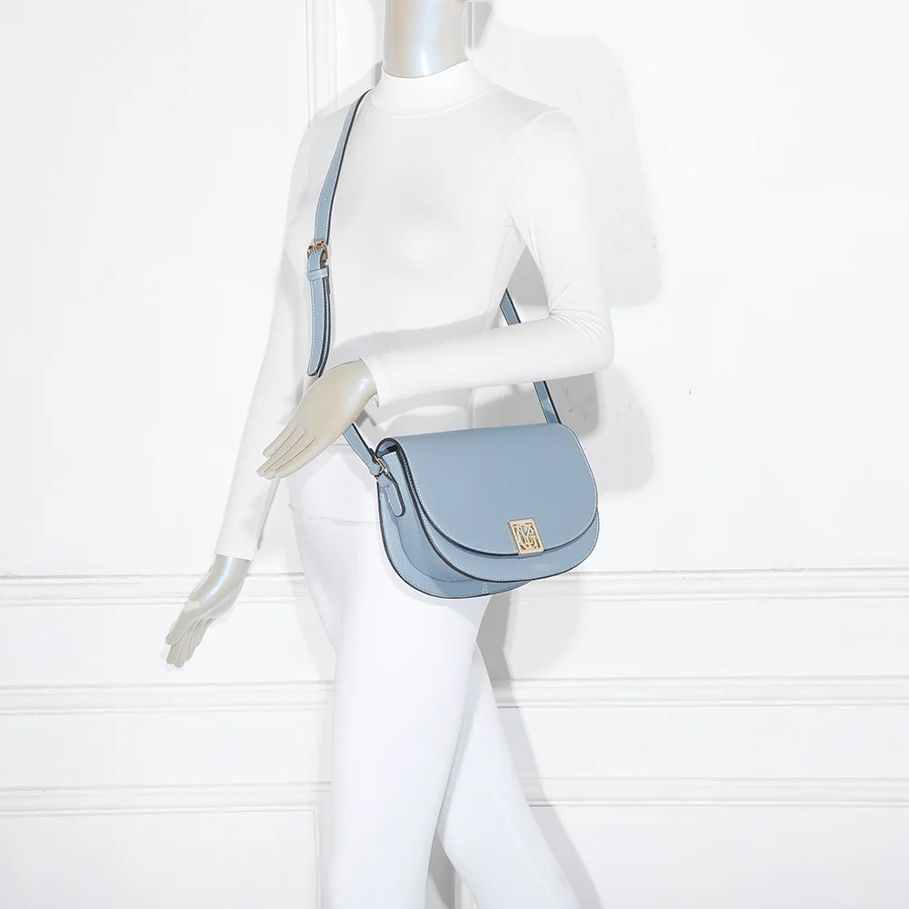 La Raffinée bleu portée par une femme en travers du corps grâce à sa bandoulière ajustable – réf. R-1961