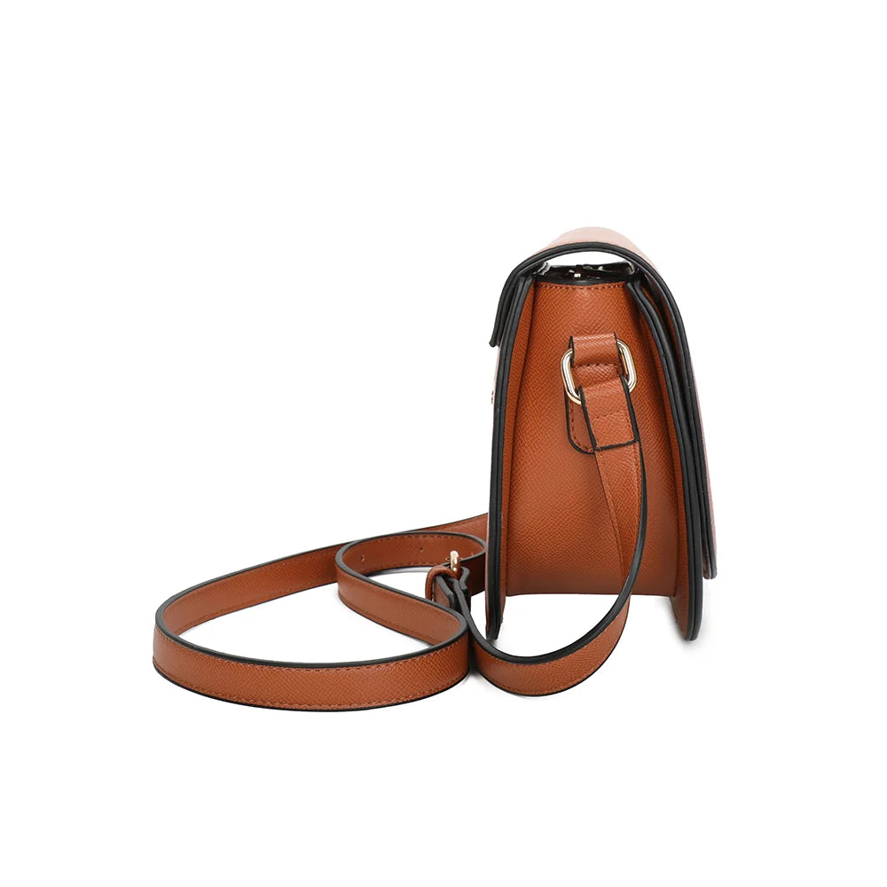 Profil de La Raffinée camel : 9 cm de profondeur et boucle dorée de la bandoulière ajustable – réf. R-1961