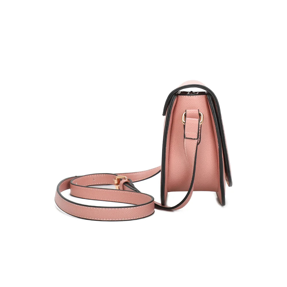 Profil de La Raffinée rose foncé : 9 cm de profondeur et boucle dorée de la bandoulière ajustable – réf. R-1961