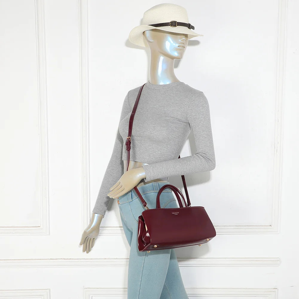 Sac La Rivance bordeaux porté par une femme, format compact tenu à la main ou en bandoulière – réf. G-7516