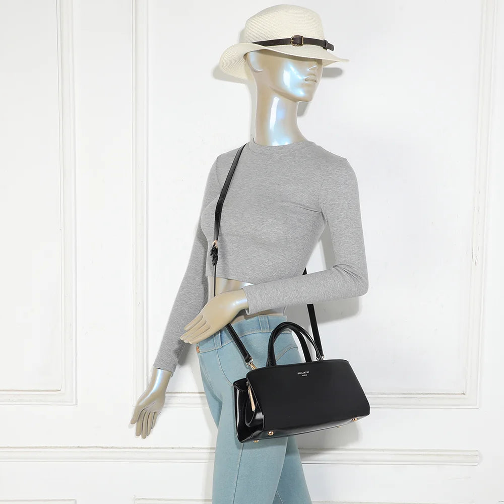 Sac La Rivance noir porté par une femme, format compact tenu à la main ou en bandoulière – réf. G-7516
