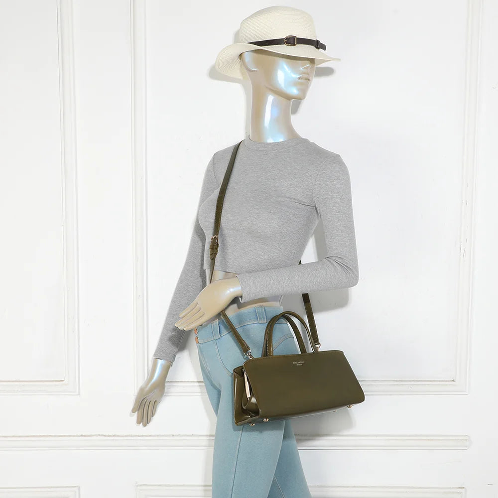 Sac La Rivance vert foncé porté par une femme, format compact tenu à la main ou en bandoulière – réf. G-7516