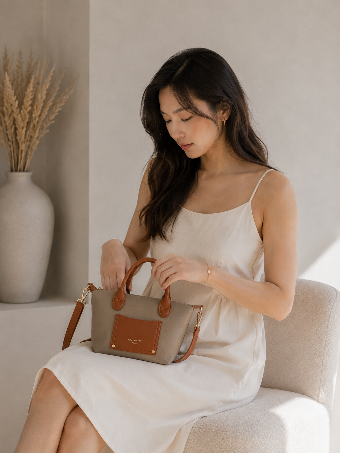 Petit sac à main La Romane D.TAUPE mis en scène, anses cognac et bandoulière – visuel d’ambiance créé avec l’IA – Gallantry Paris