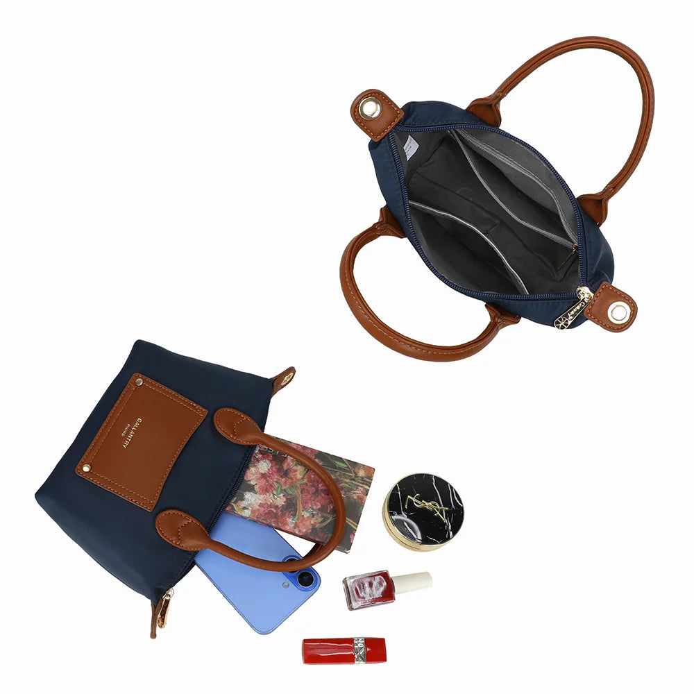 Intérieur zippé de La Romane bleu foncé avec poches plaquées pour téléphone, clés et rouge à lèvres – réf. Z-05-6