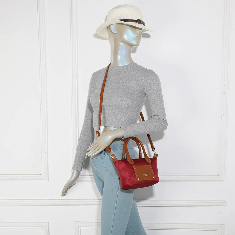 La Romane bordeaux portée par une femme, à la main par ses anses cognac ou à l’épaule – réf. Z-05-6