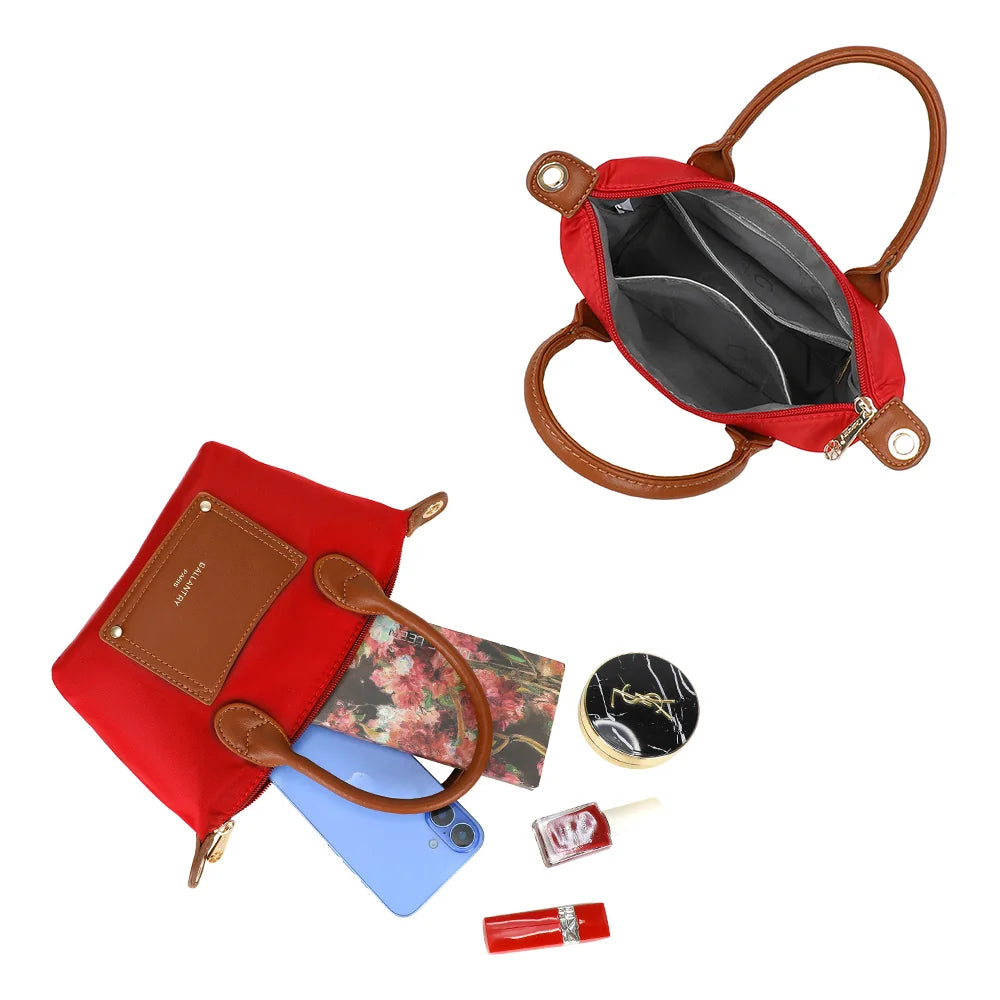 Intérieur zippé de La Romane rouge avec poches plaquées pour téléphone, clés et rouge à lèvres – réf. Z-05-6