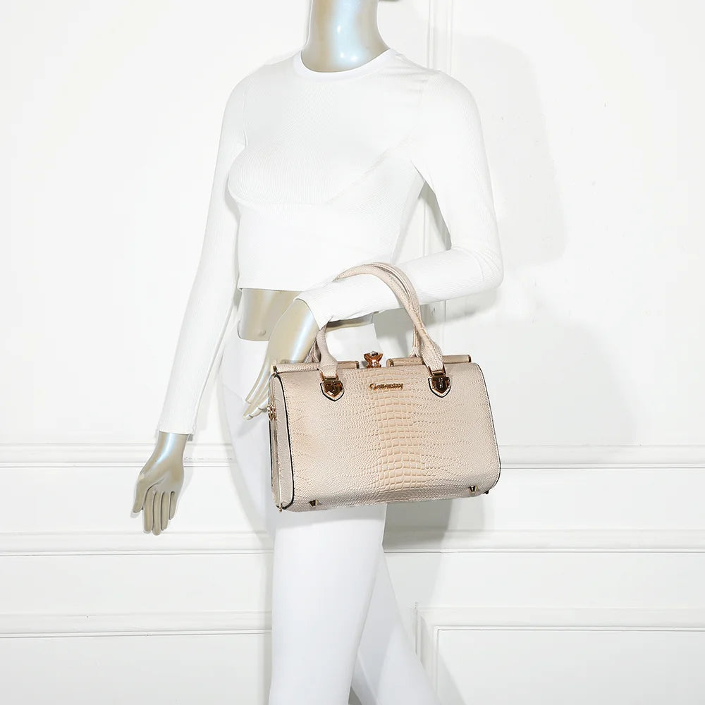 Sac à main femme La Rosalia beige porté à la main, effet croco et fermoir doré – réf. R-1714