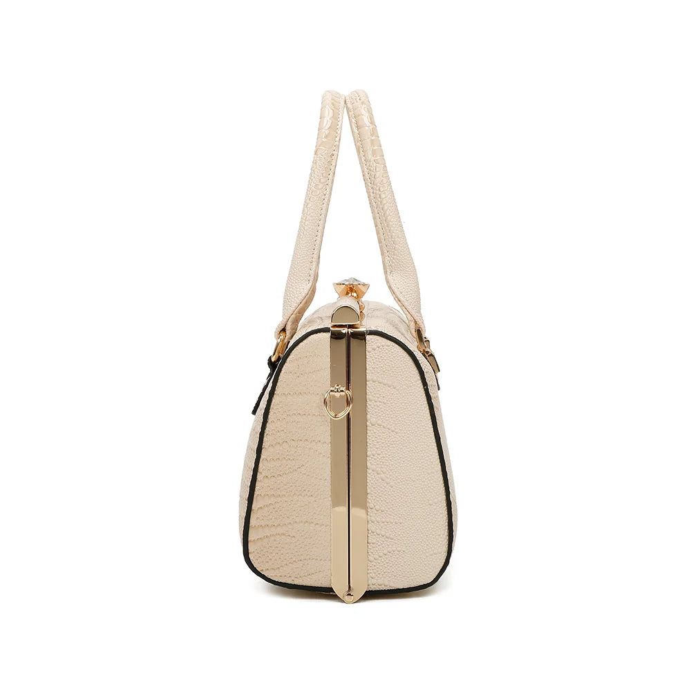 Profil du sac La Rosalia beige : cadre doré et bandoulière amovible fixée par mousqueton – réf. R-1714