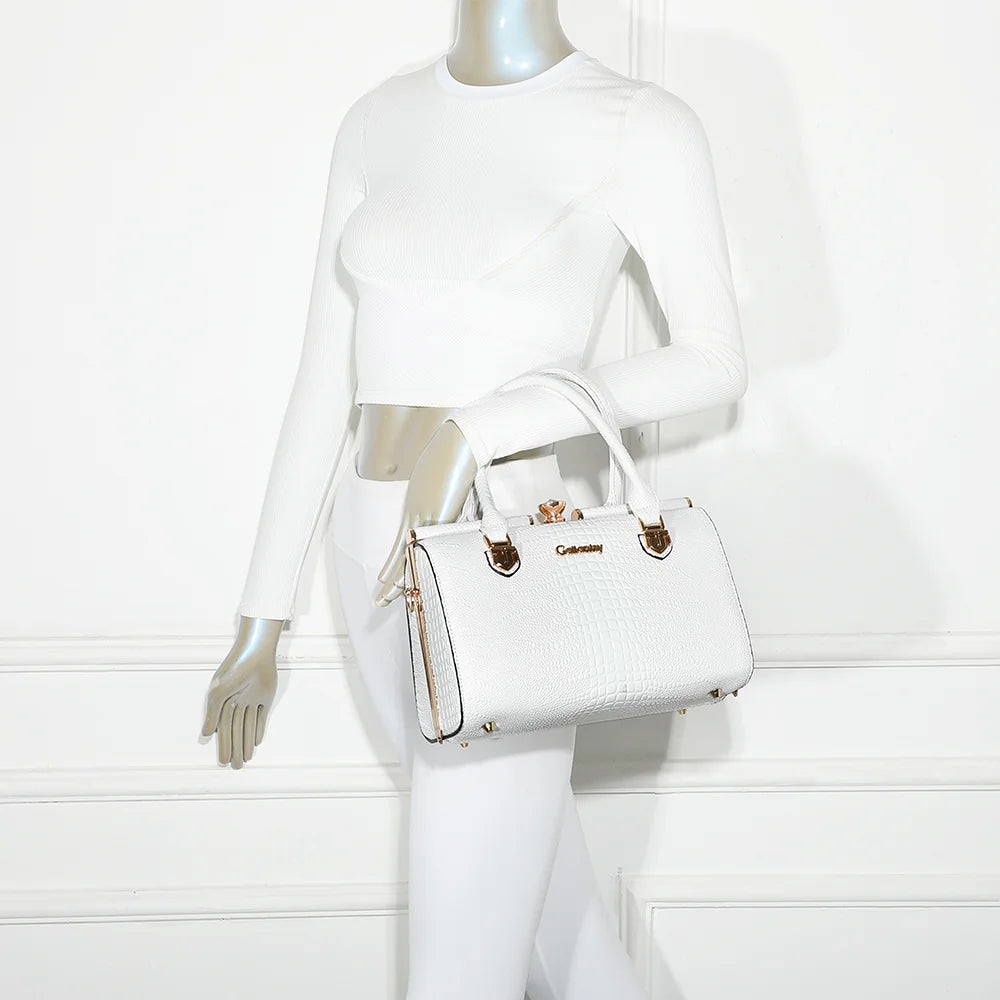 Sac à main femme La Rosalia blanc porté à la main, effet croco et fermoir doré – réf. R-1714