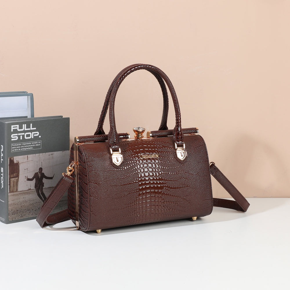 Sac à main La Rosalia coffee effet croco mis en scène dans un décor – visuel d’ambiance créé avec l’IA – Gallantry Paris