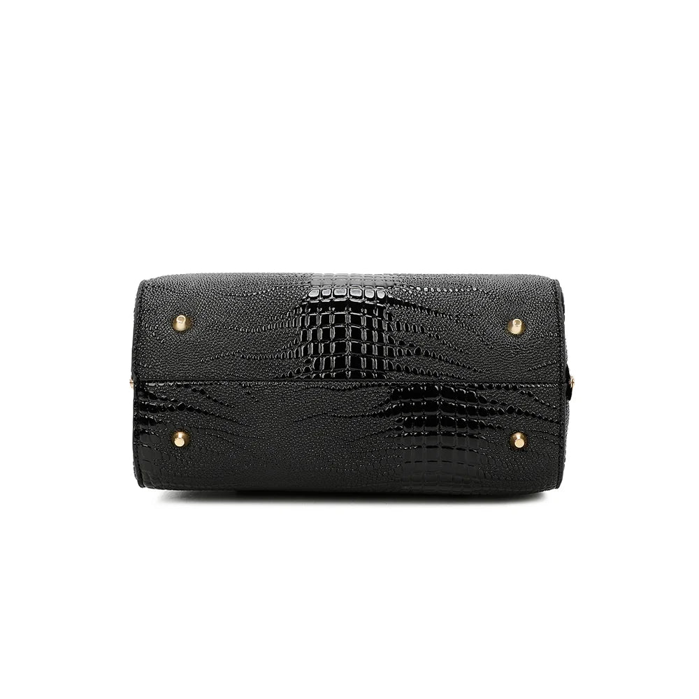 Dessous du sac La Rosalia noir, posé sur des pieds de protection dorés – réf. R-1714