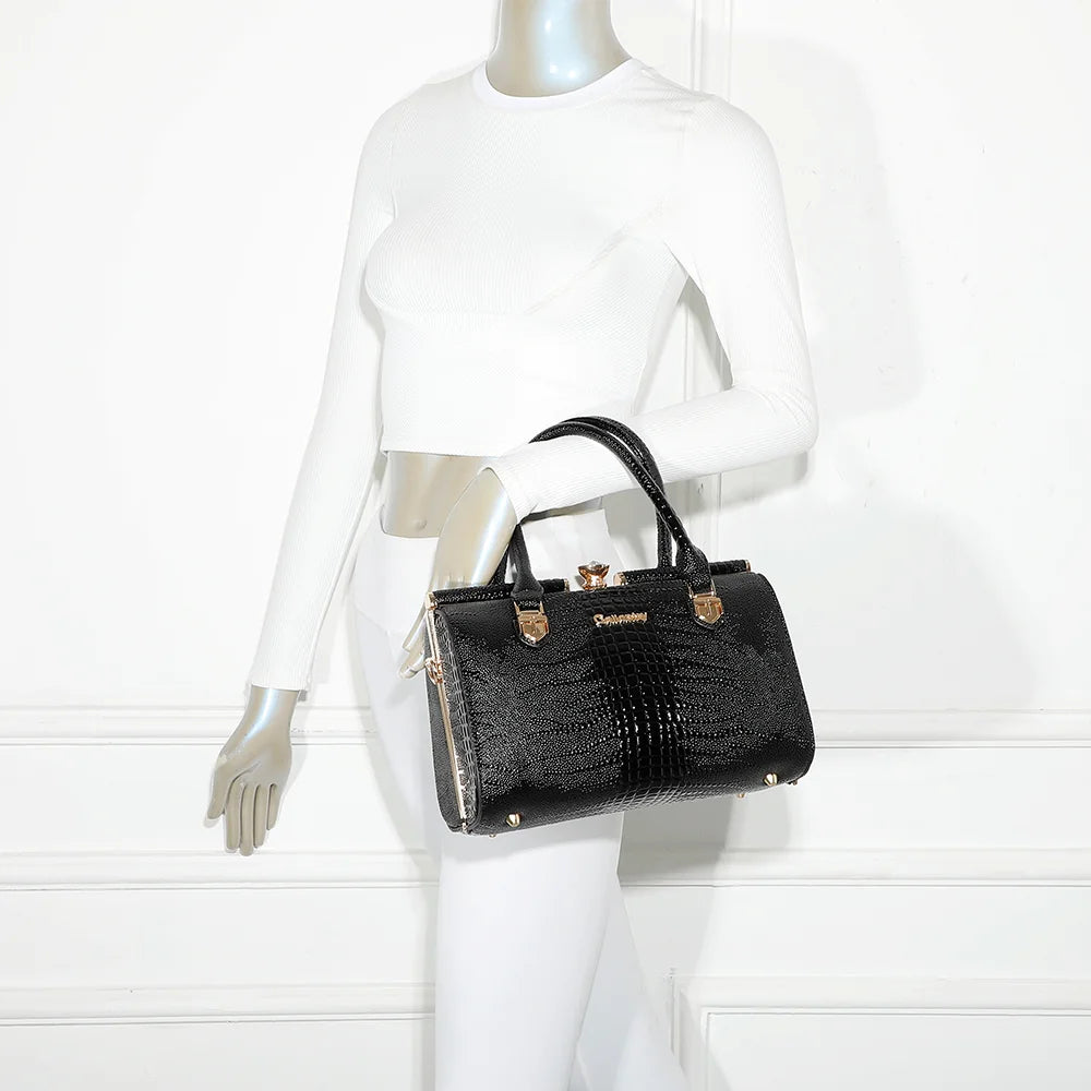Sac à main femme La Rosalia noir porté à la main, effet croco et fermoir doré – réf. R-1714