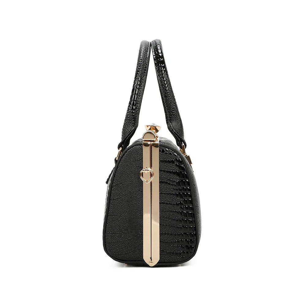 Profil du sac La Rosalia noir : cadre doré et bandoulière amovible fixée par mousqueton – réf. R-1714