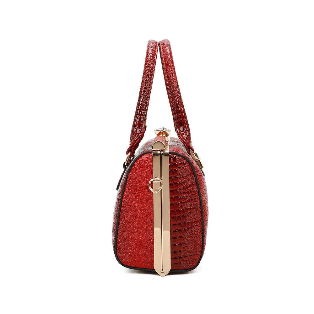 Profil du sac La Rosalia rouge : cadre doré et bandoulière amovible fixée par mousqueton – réf. R-1714