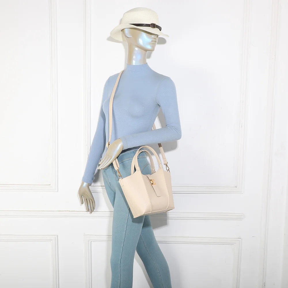 La Rosalie beige portée par une femme, à la main ou en bandoulière ajustable – réf. KJ-62095