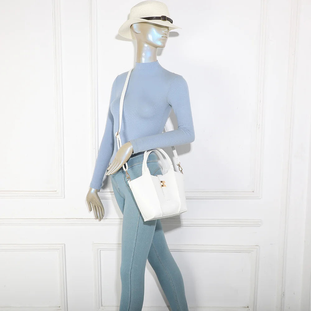 La Rosalie blanc portée par une femme, à la main ou en bandoulière ajustable – réf. KJ-62095