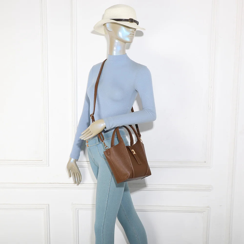 La Rosalie café portée par une femme, à la main ou en bandoulière ajustable – réf. KJ-62095