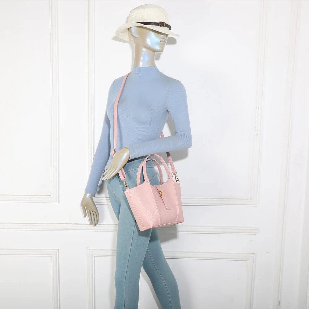 La Rosalie rose portée par une femme, à la main ou en bandoulière ajustable – réf. KJ-62095